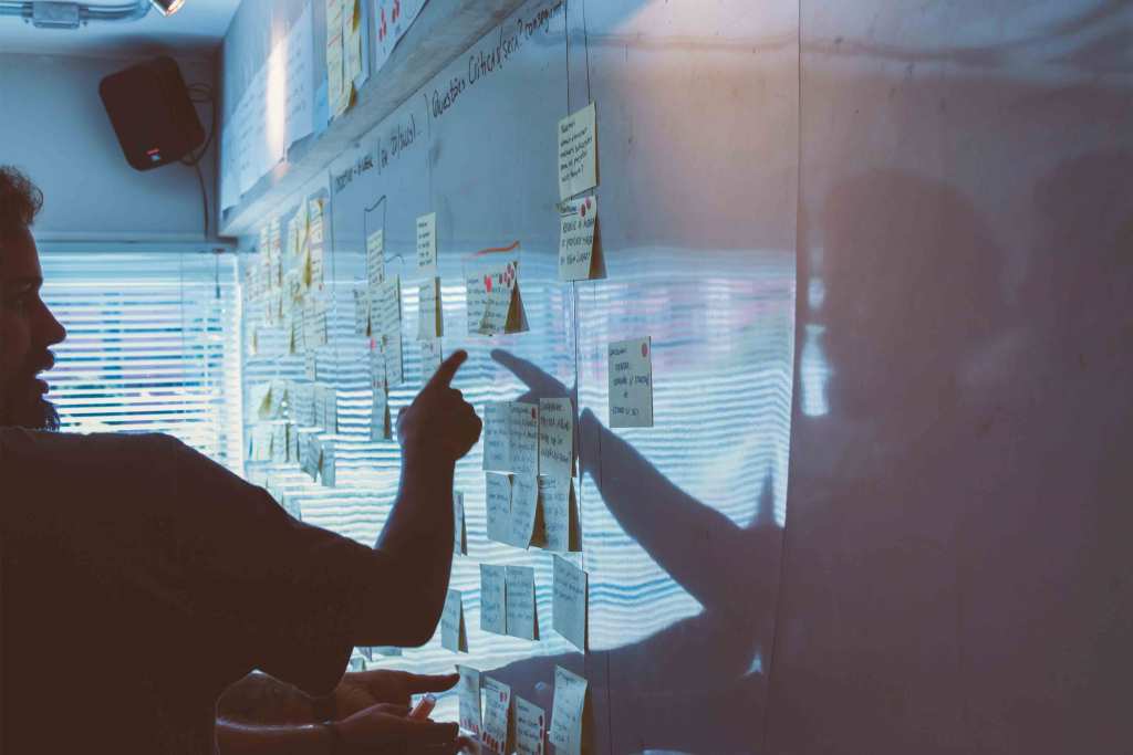 Jovem empreendedor no escritório