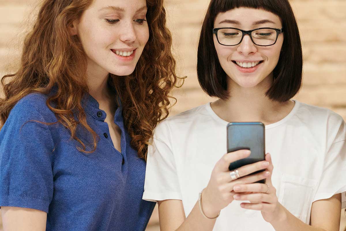 Mulheres empreendedoras a olhar smartphone