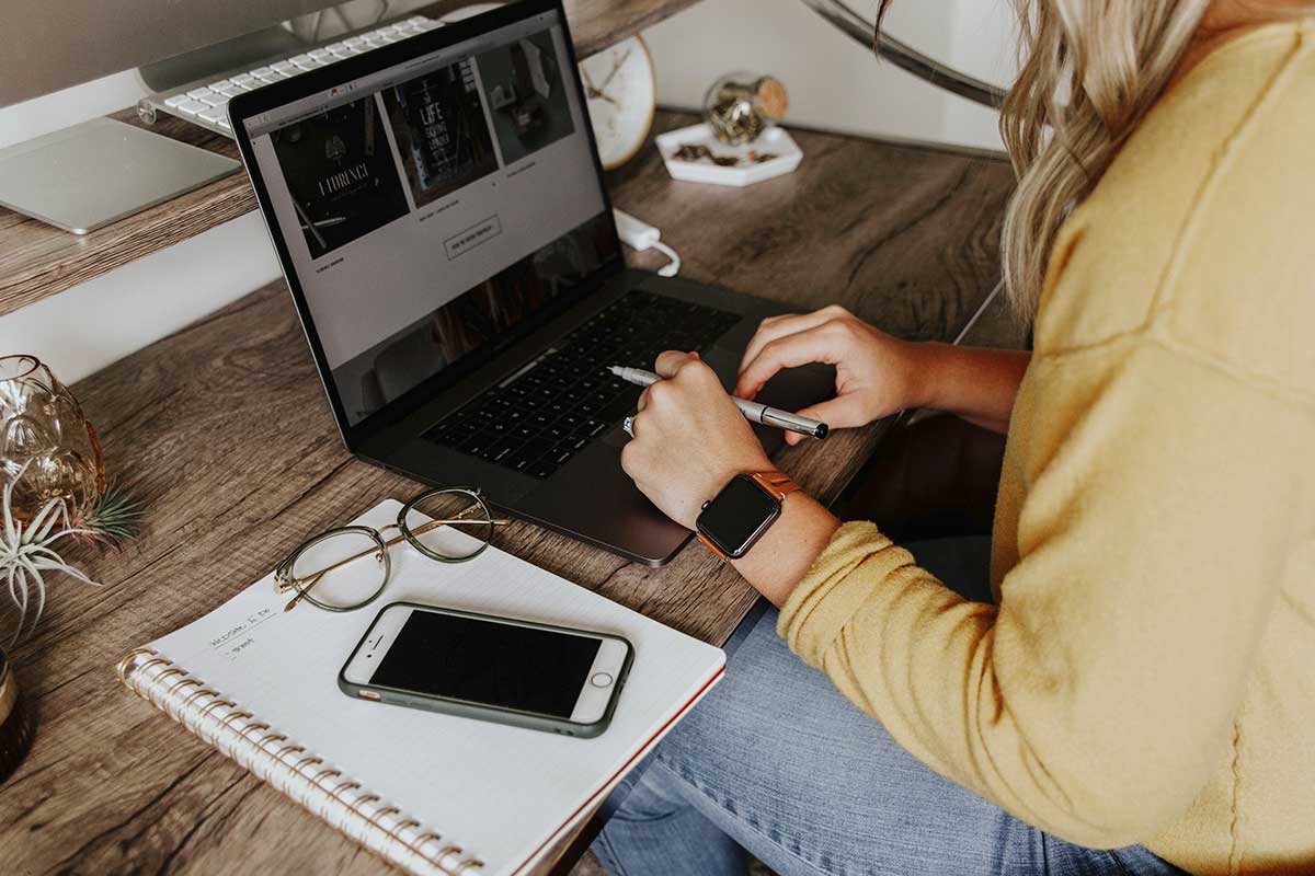 Jovem em trabalho remoto