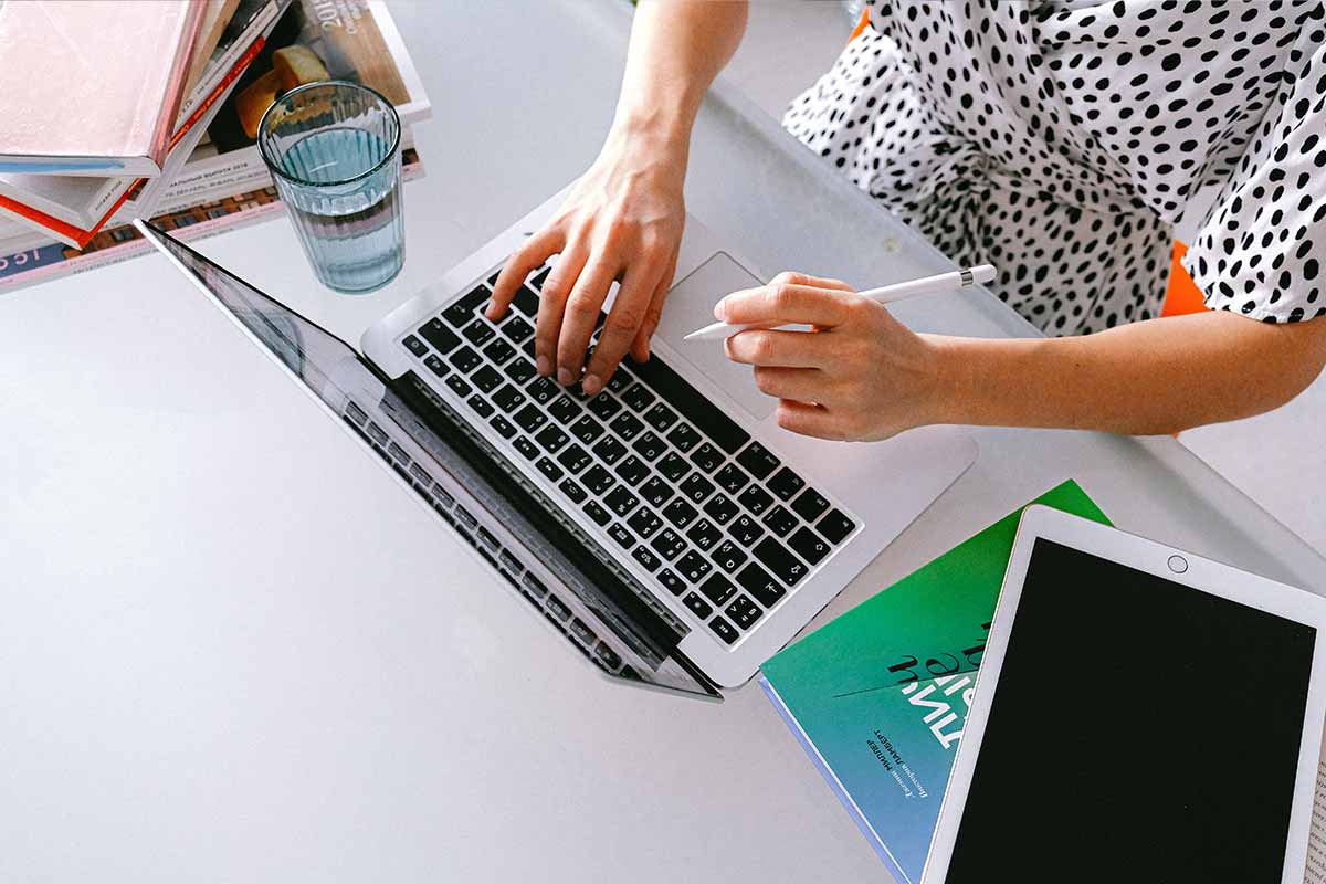 Jovem empreendedora a trabalhar no portátil