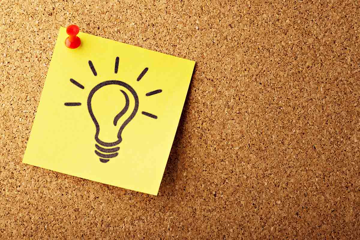 Post-it amarelo conceito de idéia de lâmpada