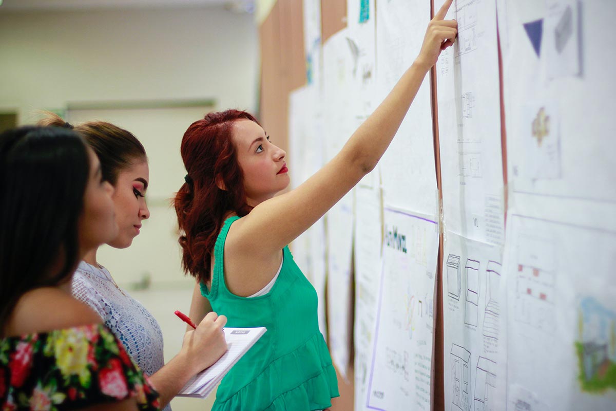 Conceito Design Thinking. Empresários reunidos no escritório a trocar ideias