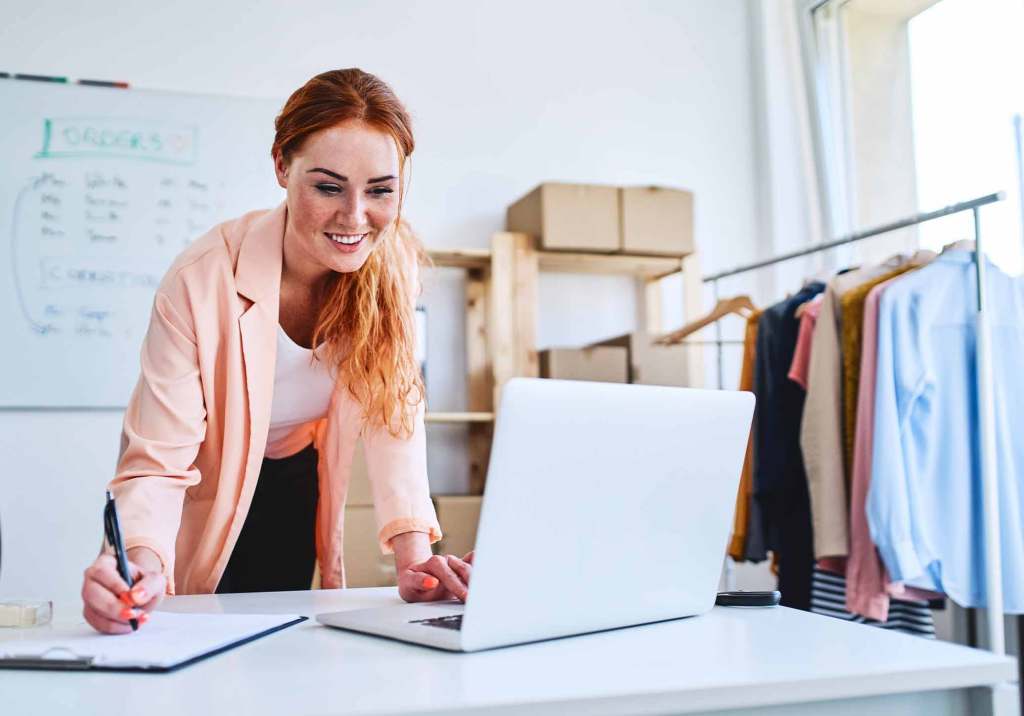 Mulher a trabalha no seu ecommerce|Navegação website Forall Phones|Logos selos de confiança