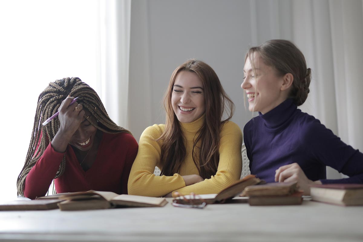 Grupo de jovens a trabalhar no escritório