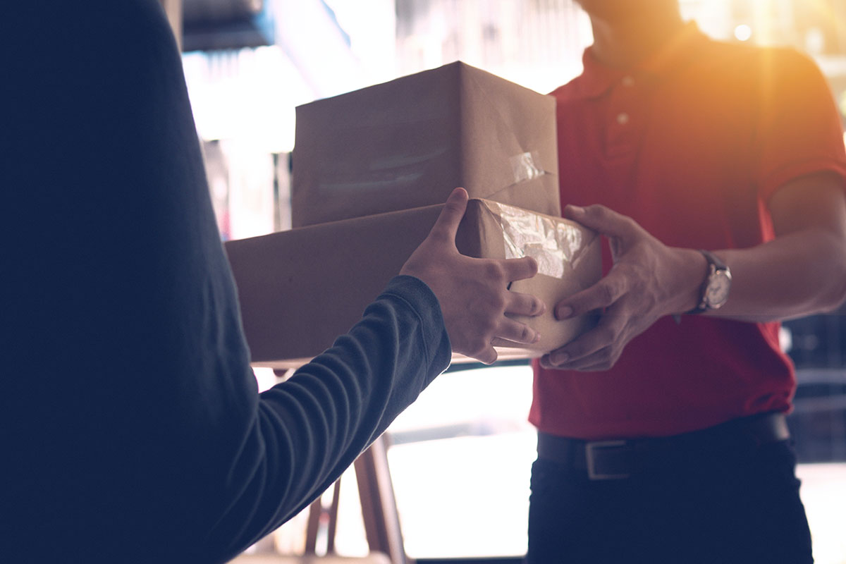 Funcionário a entregar encomenda