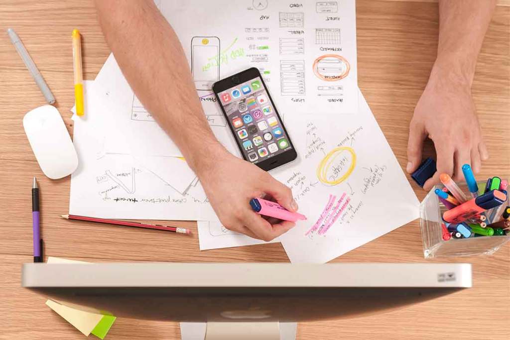 Pessoa a trabalhar na estratégia de marketing