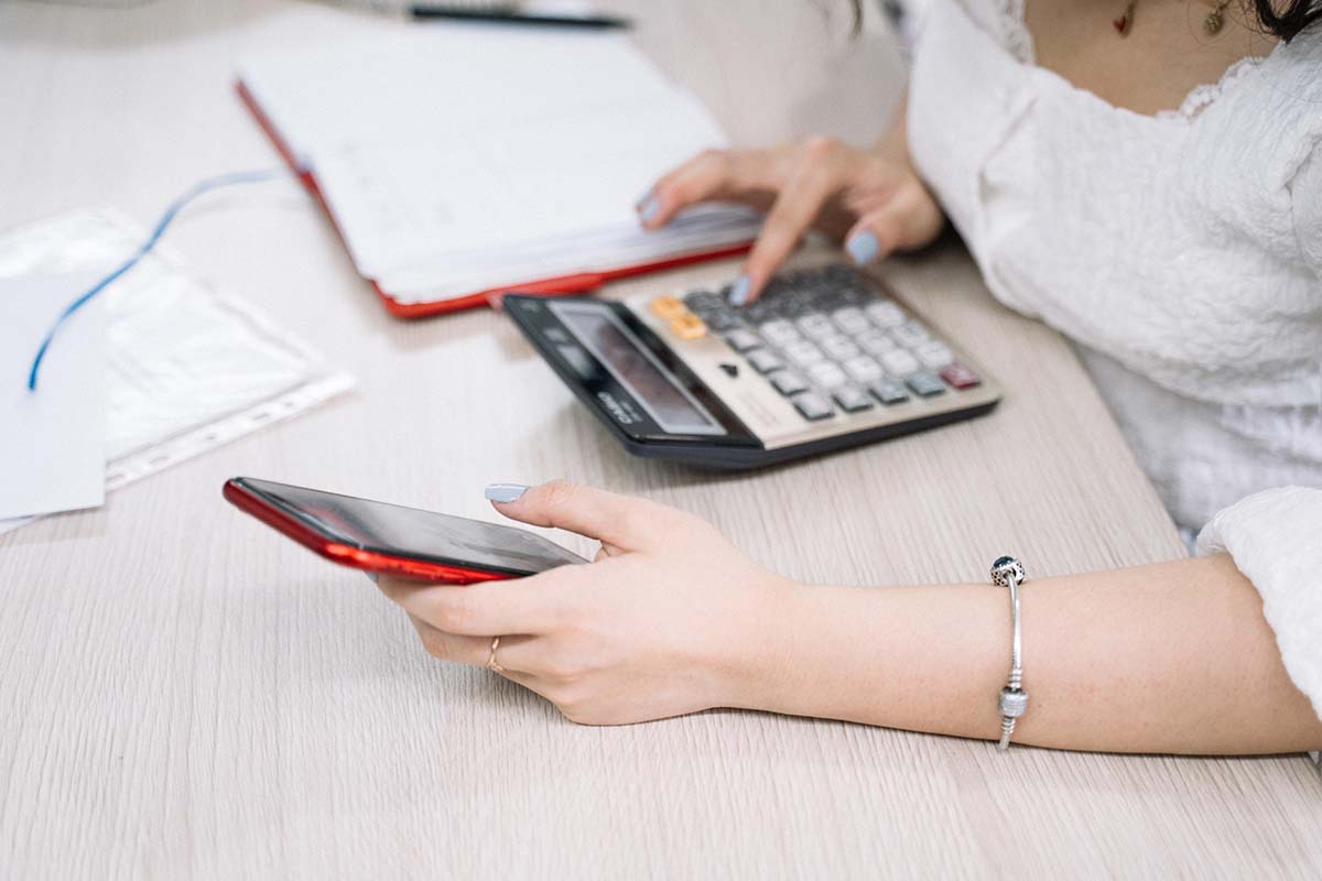 Mulher com contas e calculadora