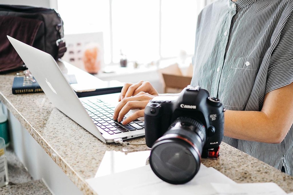 jovem empreendedora a editar fotografias de produto||