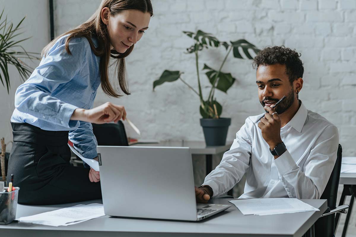 Colegas de trabalho no escritório