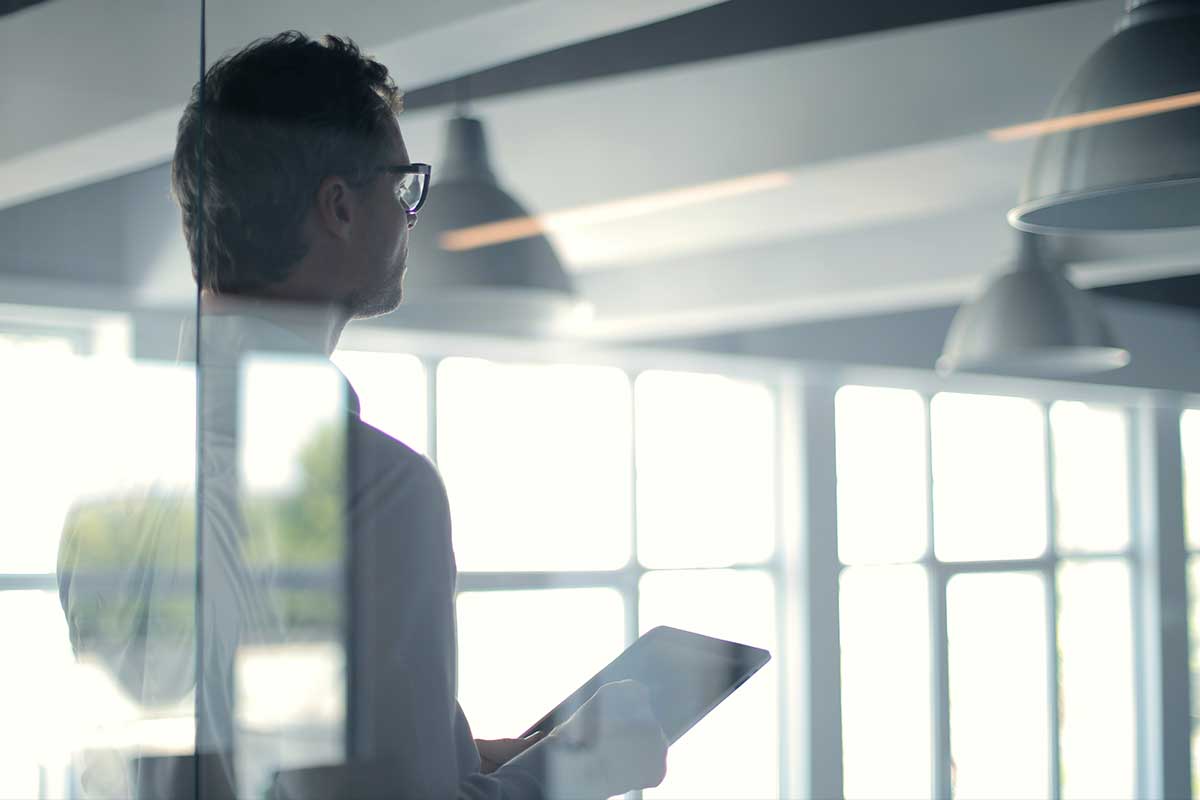 Homem com tablet no escritório