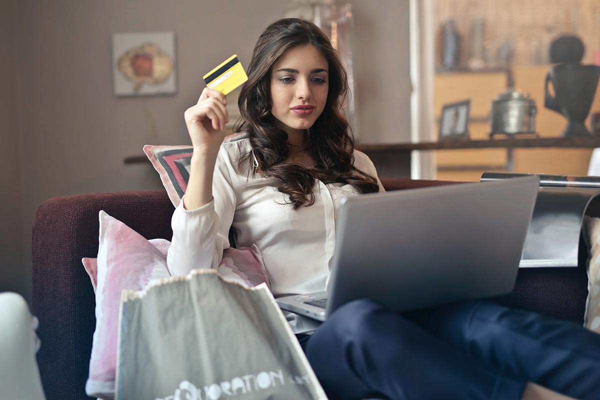 Mulher a fazer compras online