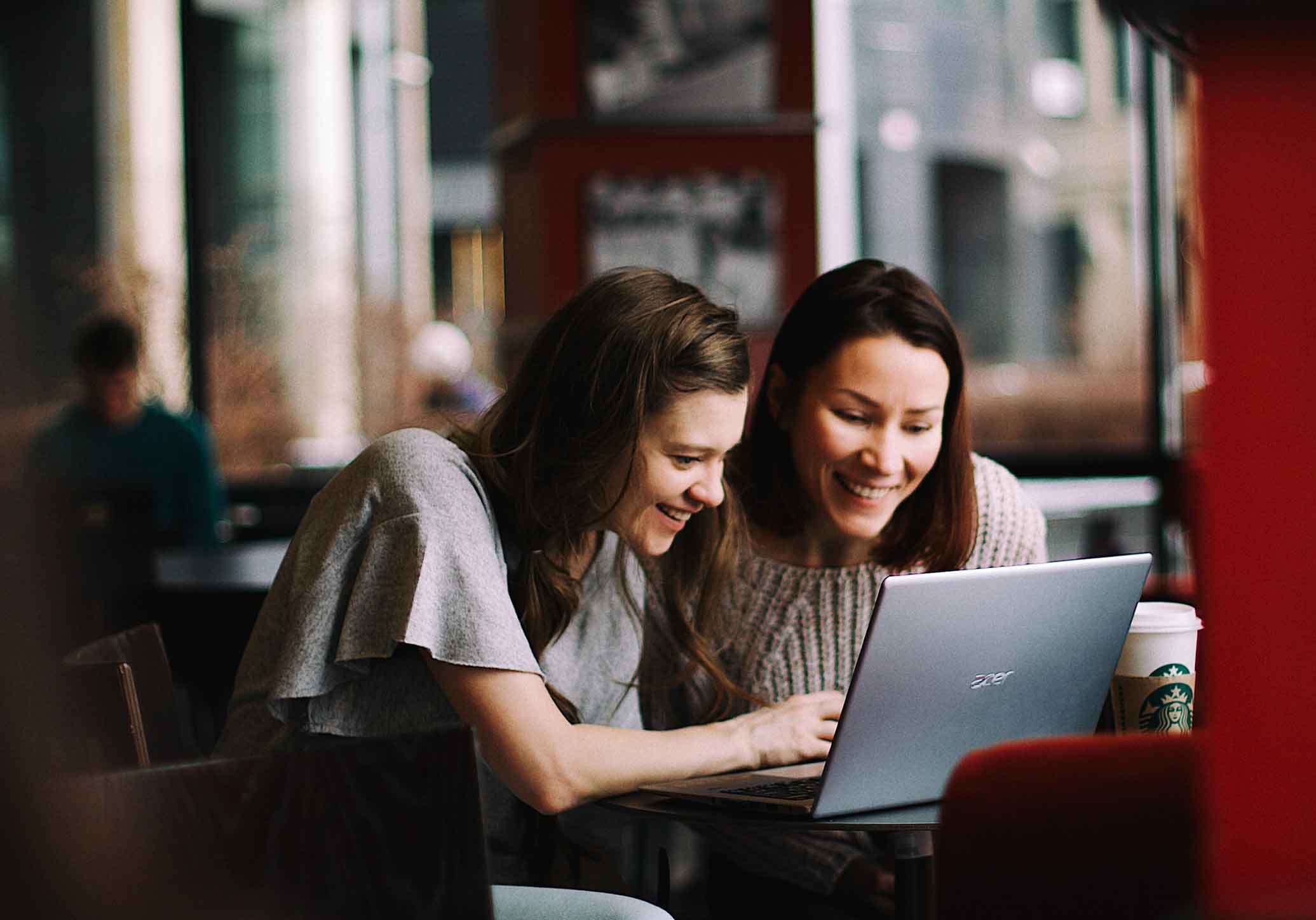 Mulheres empreendedoras a trabalhar no portátil