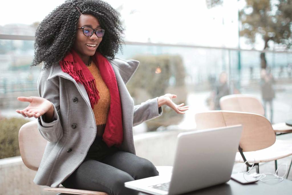 Mulher jovem a fazer entrevista online|