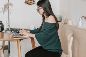 Mulher a usar laptop em trabalho remoto