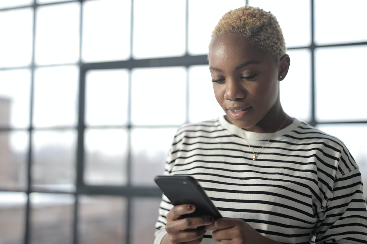 Mulher jovem com smartphone